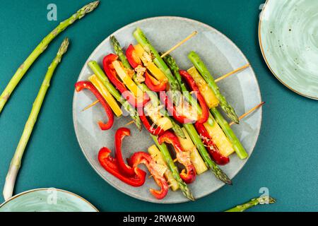 Bunte Kebabs mit Paprika, grünem Spargel, Käse. Grillspezialitäten im Sommer. Flach liegend Stockfoto