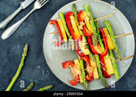 Diätspieße aus Spargel, Paprika und Käse. Gemüsespieße auf dem Stock Stockfoto