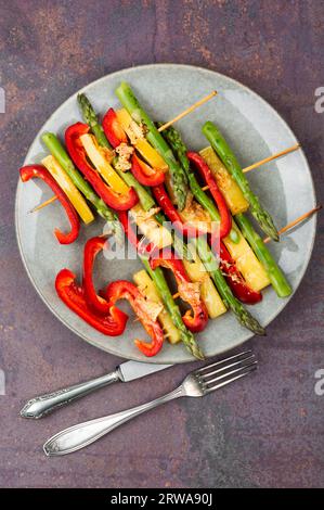 Hausgemachte Kebabs mit Paprika, grünem Spargel, Hartkäse. Stockfoto