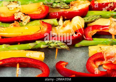 Bunte Spargelspieße, Paprika und halloumi-Käse. Fleischfrei. Nahaufnahme Stockfoto