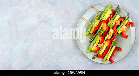 Schaschlik mit Paprika, grünem Spargel, halloumi-Käse. Leerzeichen kopieren. Stockfoto