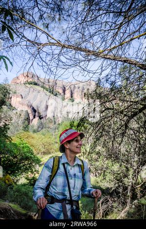 Vorderansicht einer Wanderin auf dem Old Pinnacles Trail. Stockfoto