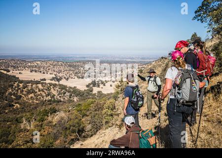 Wanderer mit Blick auf das Central Valley The Sutter Buttes, früher bekannt als Marysville Buttes Stockfoto