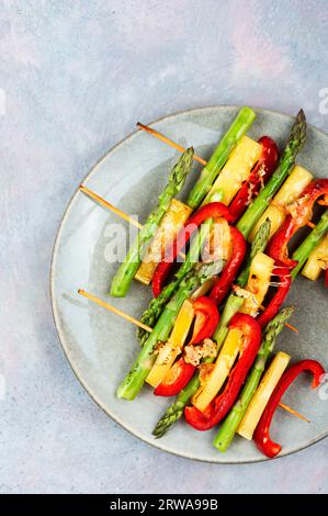 Schaschlik mit Paprika, grünem Spargel und Käse. Gegrillte Gemüsespieße Stockfoto