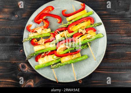 Leckere Spieße aus Spargel, Paprika und Käse. Gesunde Mahlzeit. Stockfoto