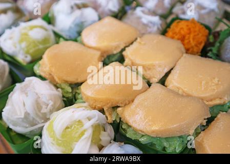 Haufen klebriger Reis mit Custard, beliebtes thailändisches Dessert namens Khao Niao Sangkhaya Stockfoto