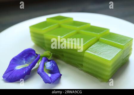 Teller mit Thai Layered Cakes (Khanom Chan), thailändisches Dessert aus Mehl mit Pandansaft und Kokosmilch Stockfoto