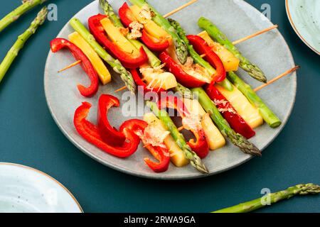 Geröstete Spieße aus Spargel, Paprika und Käse. Gegrilltes Spießgemüse. Stockfoto