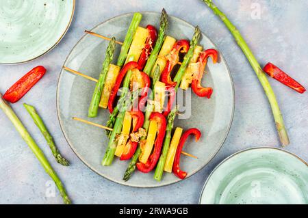 Schaschlik mit Paprika, grünem Spargel und Käse. Grillspezialitäten im Sommer. Stockfoto