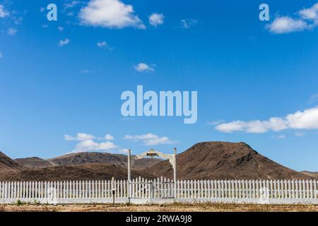 Der alte weiße Zaun um den Friedhof im Fort Churchill State Historic Park, Silver Springs, Nevada, USA Stockfoto