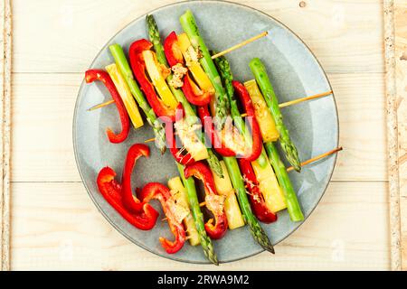 Hausgemachte Kebabs mit Paprika, grünem Spargel, Hartkäse. Stockfoto