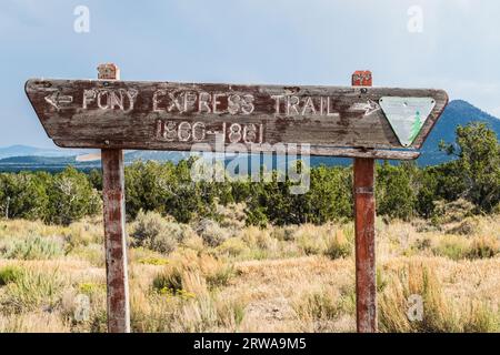 Altes Holzschild mit der Aufschrift Pony Express Trail, Elko, Nevada, USA Stockfoto