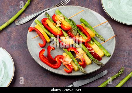 Diätspieße aus Spargel, Paprika und Käse. Gemüsespieße Stockfoto