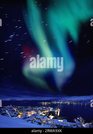 Aurora borealis in Nordnorwegen (Sternspuren aufgrund der Erdrotation) Stockfoto