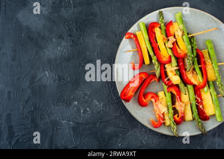 Schaschlik mit Paprika, grünem Spargel, halloumi-Käse. Leerzeichen kopieren. Stockfoto