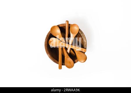 Eine Schüssel mit Holzlöffeln auf weißem Hintergrund Stockfoto