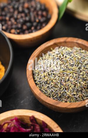 Naturhautpflegestoffe auf schwarzem Hintergrund Stockfoto