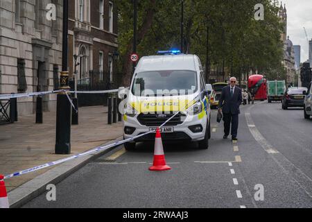 London UK. 18 . September 2023 . Polizeikordonbänder nach einem kritischen Vorfall mit einem Radfahrer in Whitehall.Credit amer ghazzal/Alamy Live News Stockfoto