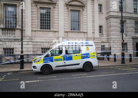 London UK. 18 . September 2023 . Polizeikordonbänder nach einem kritischen Vorfall mit einem Radfahrer in Whitehall.Credit amer ghazzal/Alamy Live News Stockfoto