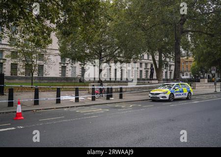 London UK. 18 . September 2023 . Polizeikordonbänder nach einem kritischen Vorfall mit einem Radfahrer in Whitehall.Credit amer ghazzal/Alamy Live News Stockfoto