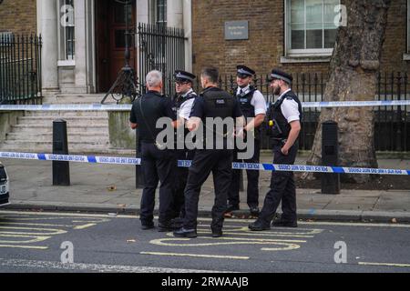 London UK. 18 . September 2023 . Polizeibeamte am Tatort nach einem kritischen Vorfall mit einem Radfahrer in Whitehall.Credit amer ghazzal/Alamy Live News Stockfoto