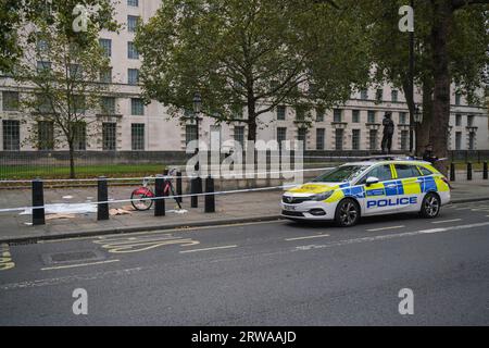 London UK. 18 . September 2023 . Polizeikordonbänder nach einem kritischen Vorfall mit einem Radfahrer in Whitehall.Credit amer ghazzal/Alamy Live News Stockfoto