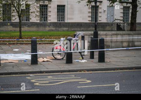 London UK. 18 . September 2023 . Polizeikordonbänder nach einem kritischen Vorfall mit einem Radfahrer in Whitehall.Credit amer ghazzal/Alamy Live News Stockfoto