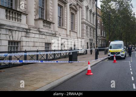 London UK. 18 . September 2023 . Polizeikordonbänder nach einem kritischen Vorfall mit einem Radfahrer in Whitehall.Credit amer ghazzal/Alamy Live News Stockfoto