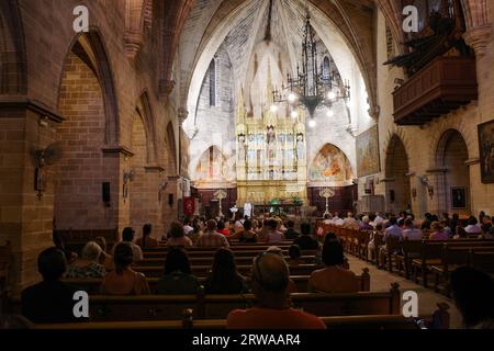 Alcudia, Spanien - 9. Juli 2023: Sonntagsgottesdienst in der Kirche Sant Jaume in der Altstadt von Alcudia, Mallorca Stockfoto