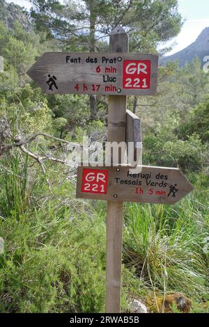 Mallorca, Spanien - 12. Juni 2023: Wegweiser für Wanderer auf dem GR221 Trail, Tramontana Mountains, Mallorca Stockfoto