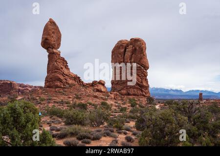 Interessante Felsformation mit Bergen im Hintergrund Stockfoto