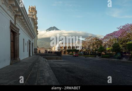 Blick auf die Kathedrale von San Jose und den Vulkan de Agua, der über der Altstadt von Antigua Guatemala thront Stockfoto