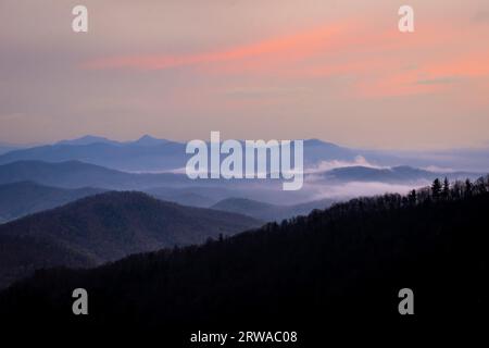 Blue Ridge Mountains bei Sonnenaufgang in der Nähe von Asheville, North Carolina. Stockfoto