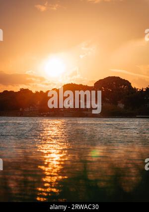 Sonnenuntergang über dem Meer in miami Florida Stockfoto