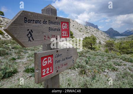 Mallorca, Spanien - 12. Juni 2023: Wegweiser für Wanderer auf dem GR221 Trail, Tramontana Mountains, Mallorca Stockfoto