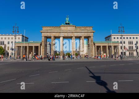 Berlin, Deutschland - 11. August 2023: Brandenburger Tor im Zentrum Berlins Stockfoto