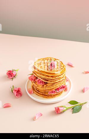 Wunderschöne Fotostapel mit veganen Pfannkuchen. Abdeckung für Rezept Stockfoto