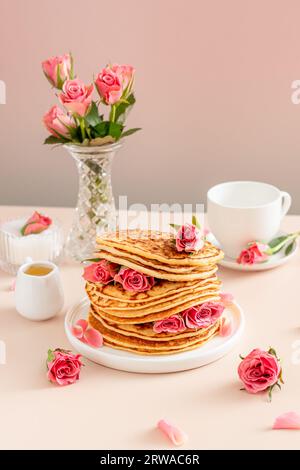 Köstliches Frühstück auf dem Tisch. Für Pfannkuchen-Rezept eindecken. Textbereich. Stockfoto