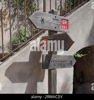 Port de Soller - 12. Juni 2023: Wegweiser auf dem GR221-Wanderweg in den Tramuntana-Bergen, Mallorca Stockfoto