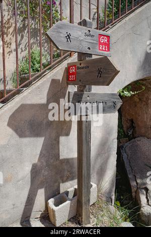 Port de Soller - 12. Juni 2023: Wegweiser auf dem GR221-Wanderweg in den Tramuntana-Bergen, Mallorca Stockfoto