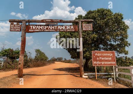 Hölzernes Eingangstor für die Transpantaneira-Schotterstraße im Pantanal Stockfoto