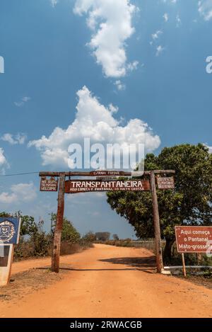 Hölzernes Eingangstor für die Transpantaneira-Schotterstraße im Pantanal Stockfoto