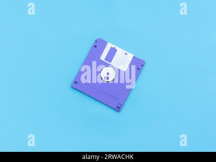 Eine Diskette, die auf blauem Hintergrund isoliert ist. Nach einigen Änderungen. Stockfoto