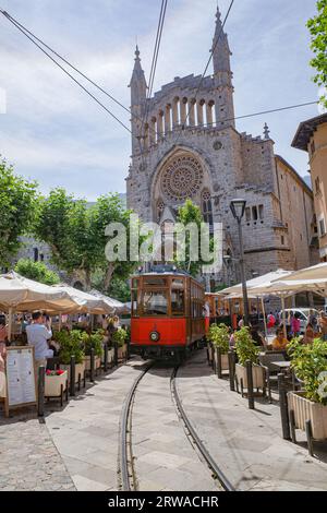 Soller, Spanien - 12. Juni 2023: Touristische Straßenbahn Ferrocarril in Soller Stockfoto