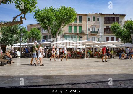 Soller, Spanien - 12. Juni 2023: Touristische Restaurants auf der Plaza von Soller, Mallorca Stockfoto