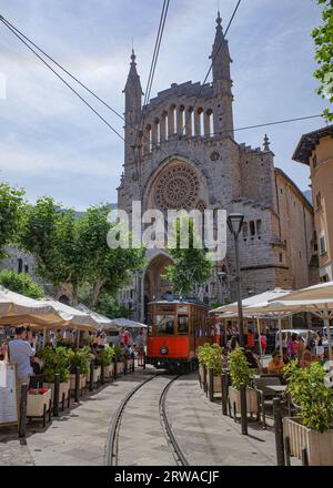 Soller, Spanien - 12. Juni 2023: Touristische Straßenbahn Ferrocarril in Soller Stockfoto