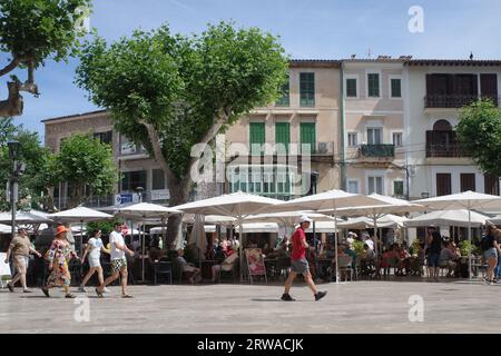 Soller, Spanien - 12. Juni 2023: Touristische Restaurants auf der Plaza von Soller, Mallorca Stockfoto