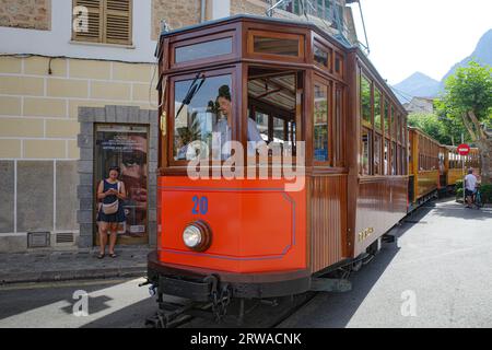 Soller, Spanien - 12. Juni 2023: Touristische Straßenbahn Ferrocarril in Soller Stockfoto