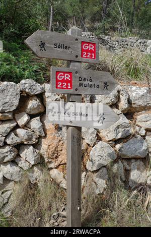 Port de Soller - 12. Juni 2023: Wegweiser auf dem GR221-Wanderweg in den Tramuntana-Bergen, Mallorca Stockfoto