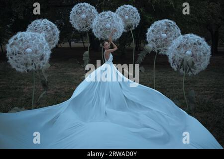 Wunderschöne Ballerina mit riesigen Löwenzahn-Blüten Stockfoto